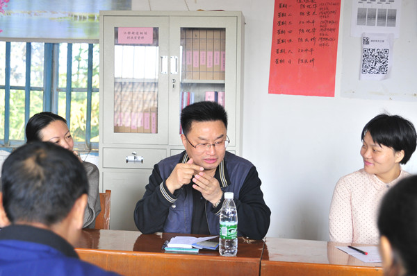 县政府办党支部开展“主题党日 ”活动 力助扶贫攻坚