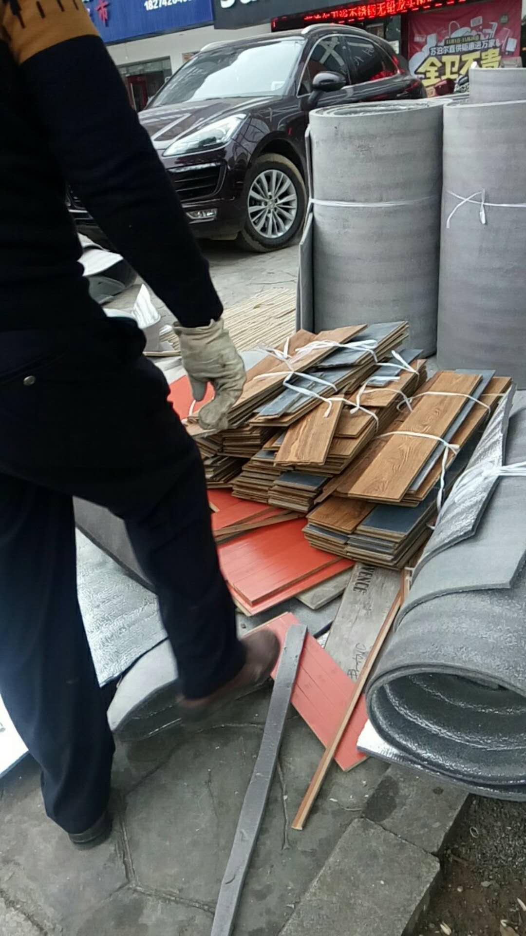 年关将至 废弃物品清运忙