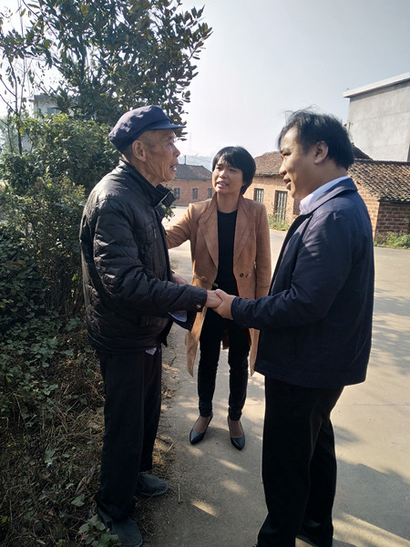 攸县林业局局长何勇带队走访网岭北坪贫困户