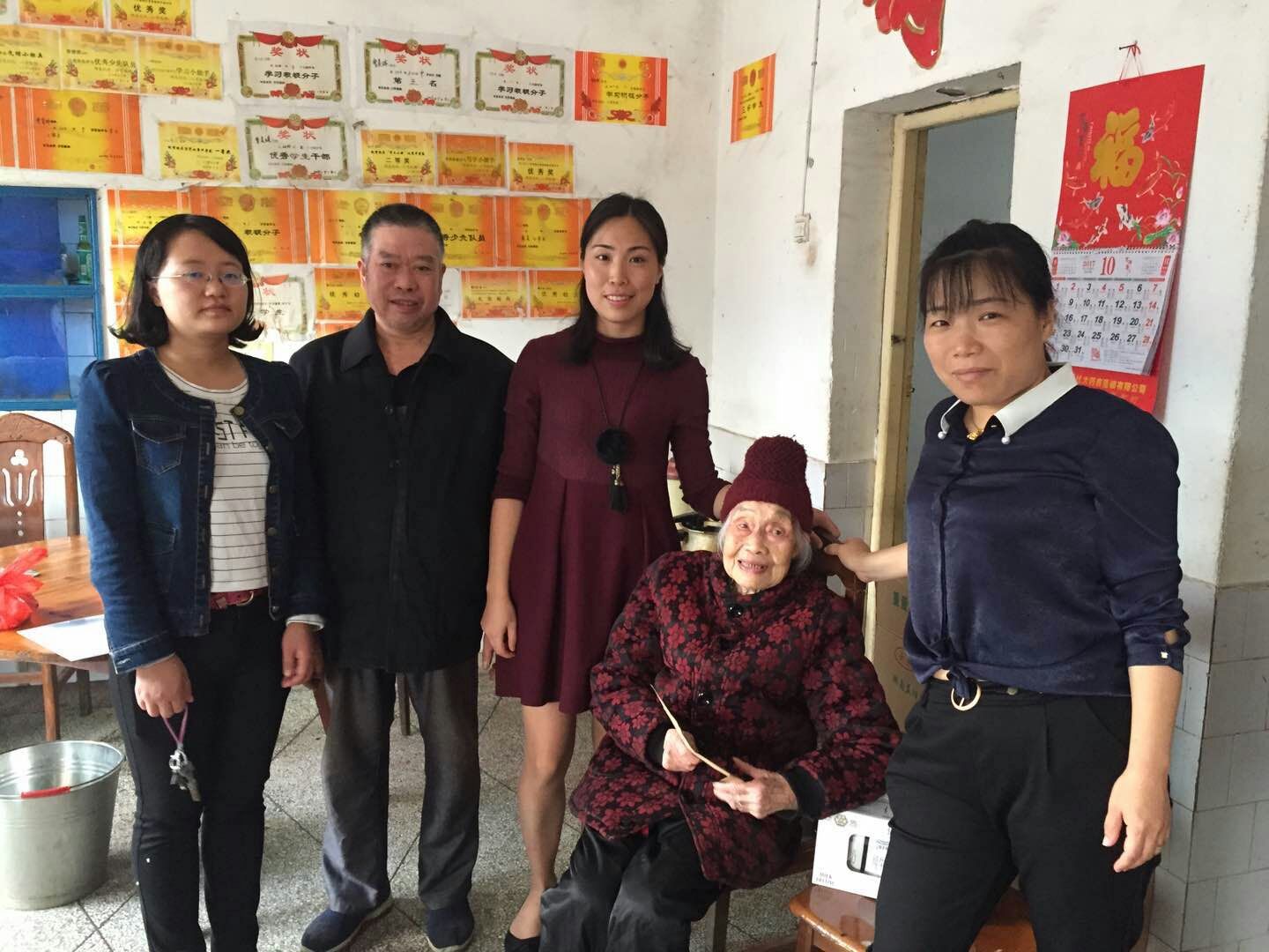 重阳过后，敬老活动仍在“高烧” ——区民政局组织慰问百岁老人