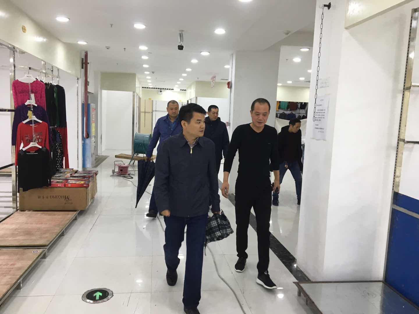 副区长肖立志清晨督察铁西路、合泰涵洞早市取缔工作