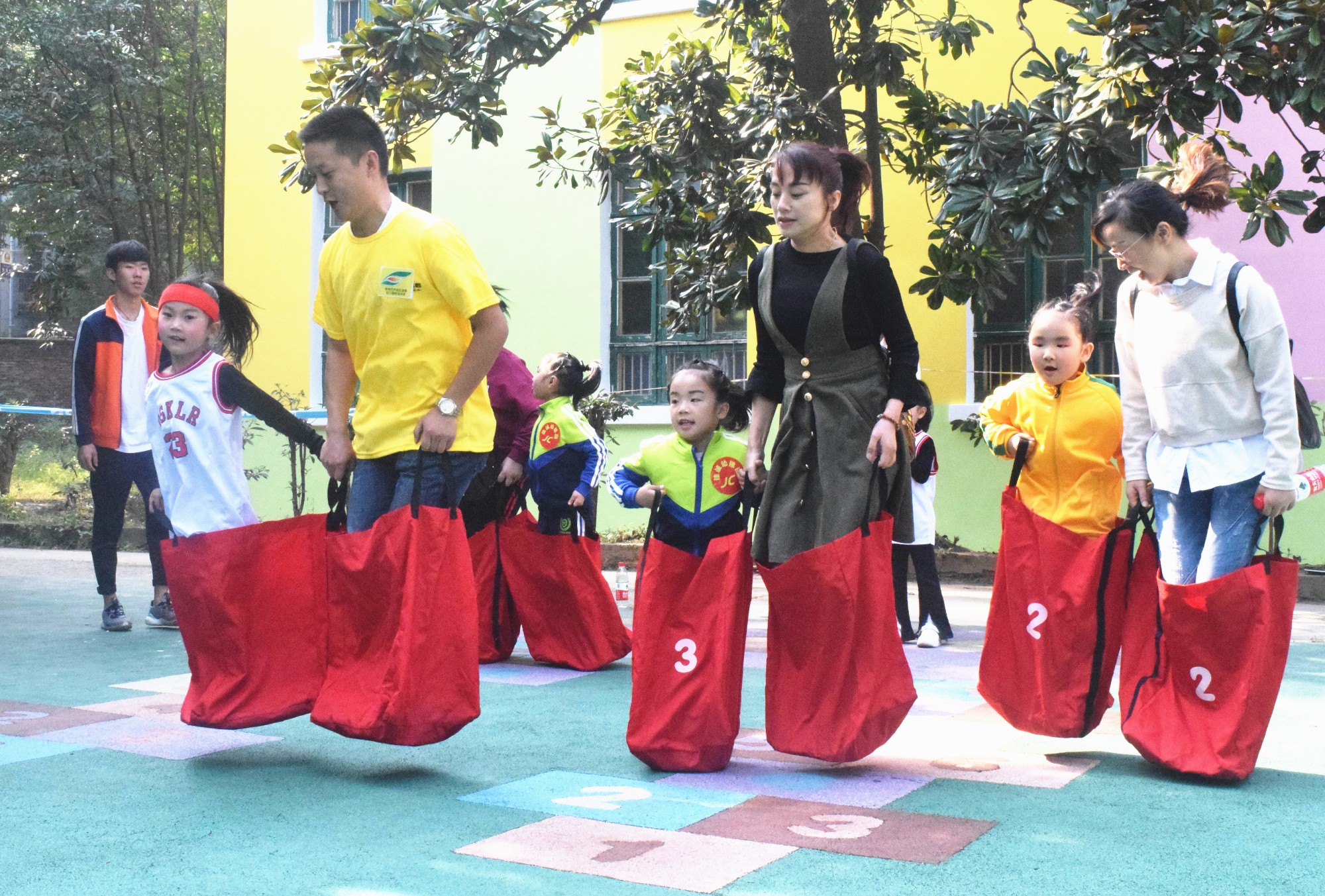 芦淞区举办首届幼儿趣味运动会,让游戏点亮 童年、运动助力成长