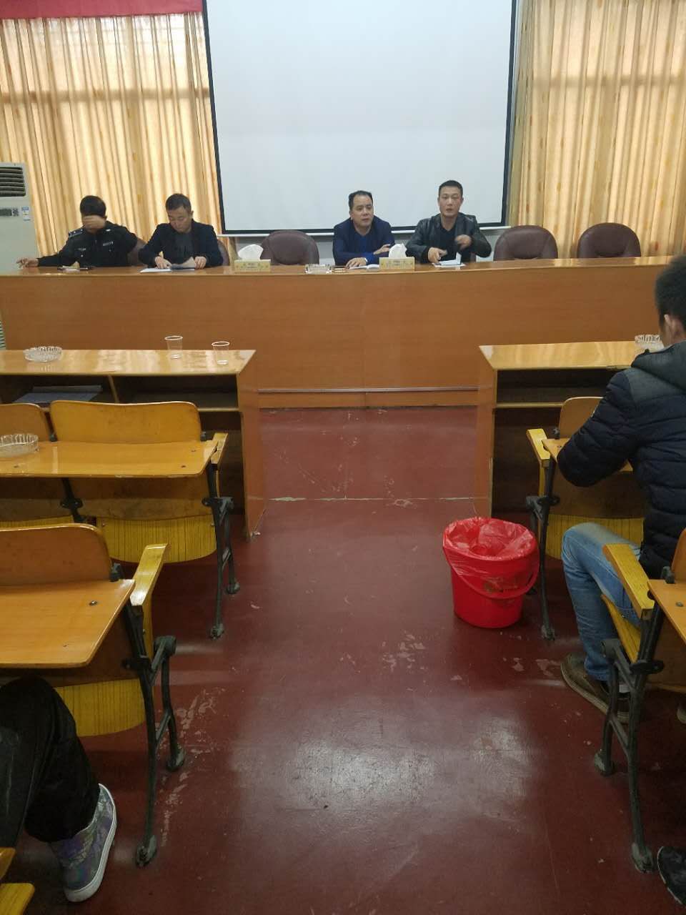 城管大队召开蜜蜂公司共享电动车的管理会议