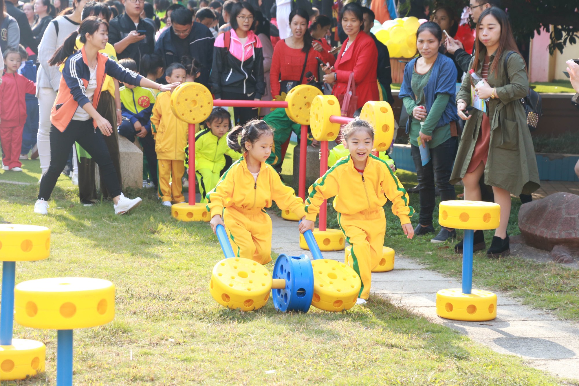 芦淞区举办首届幼儿趣味运动会,让游戏点亮 童年、运动助力成长