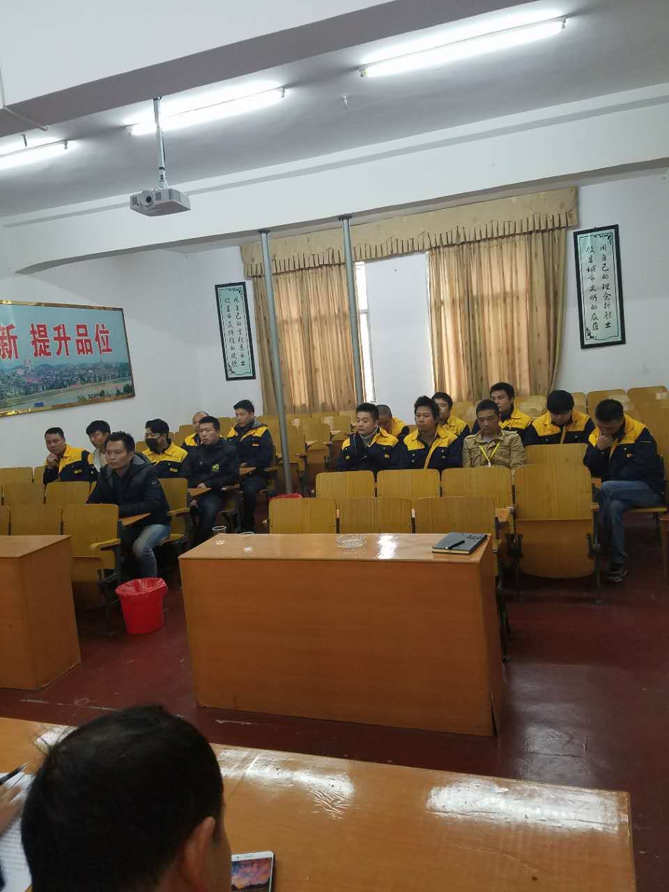城管大队召开蜜蜂公司共享电动车的管理会议