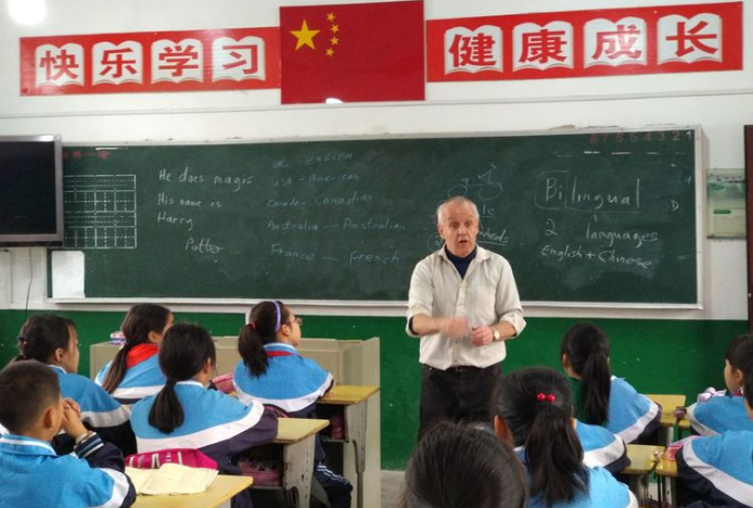 “洋老师”来送课，“收割”一群小粉丝
