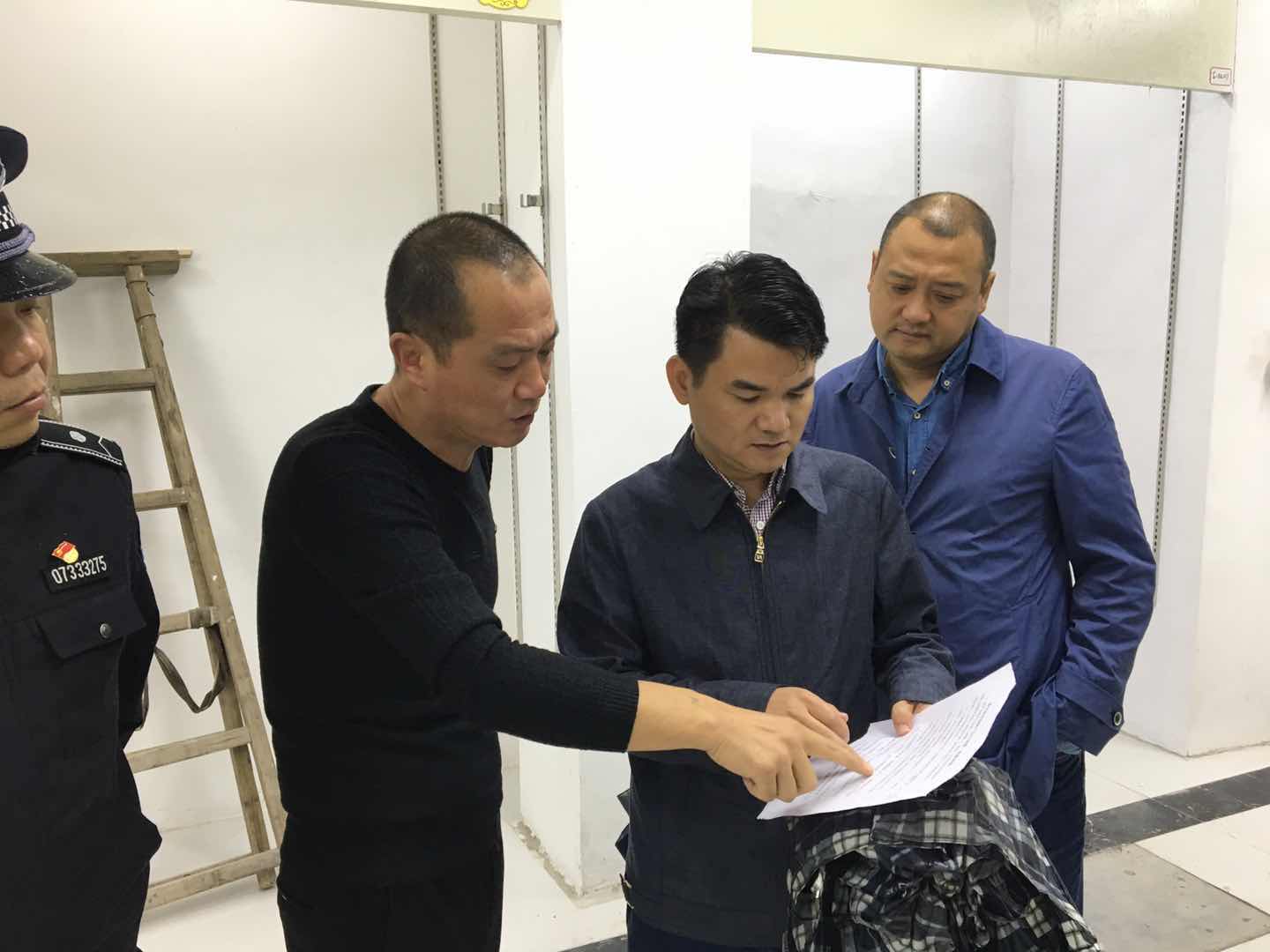 副区长肖立志清晨督察铁西路、合泰涵洞早市取缔工作