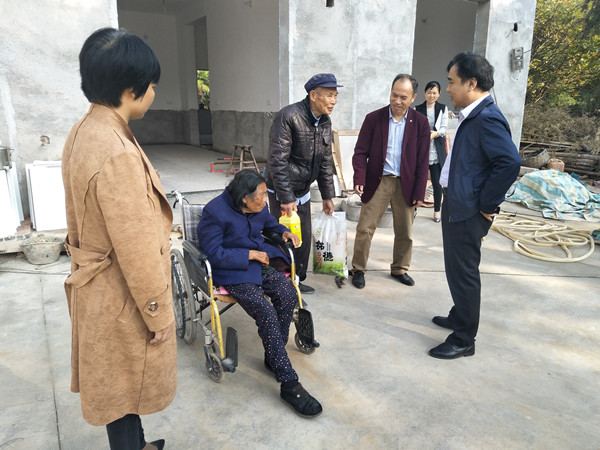 攸县林业局局长何勇带队走访网岭北坪贫困户