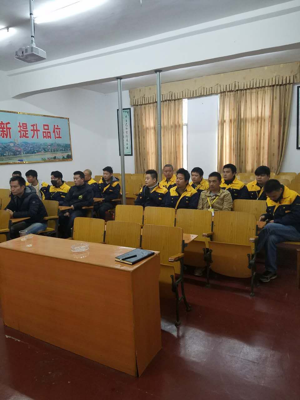 城管大队召开蜜蜂公司共享电动车的管理会议