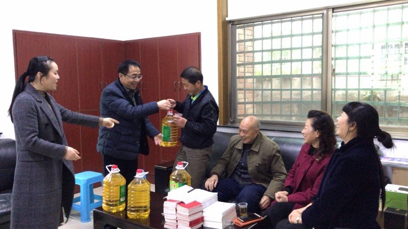 区统计局走访慰问住户调查老记账户