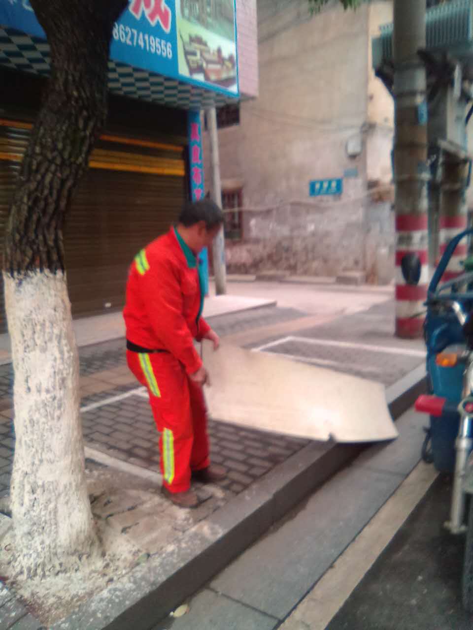 年关将至 废弃物品清运忙