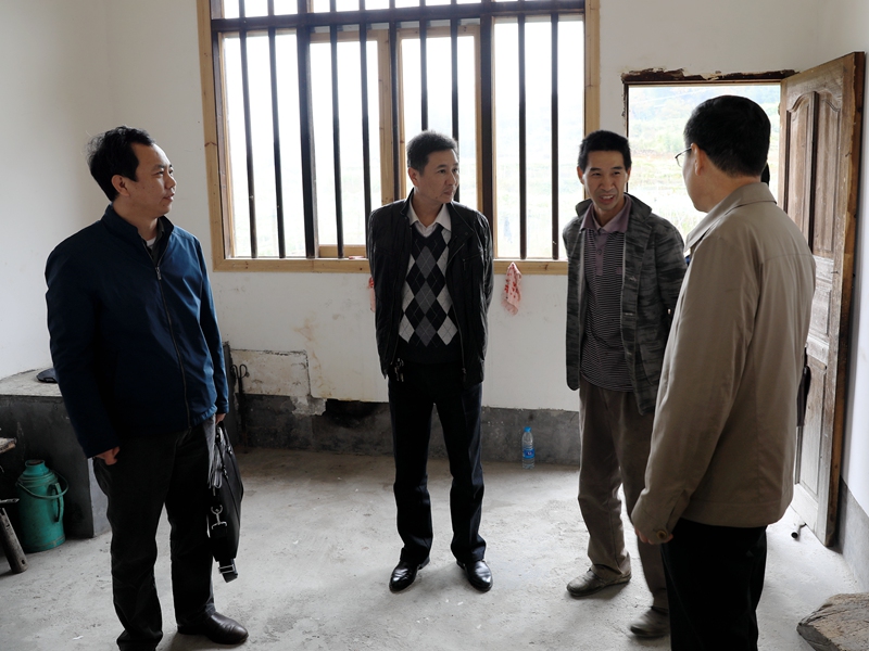市委第五巡察组在茶陵县东首村检查扶贫工作