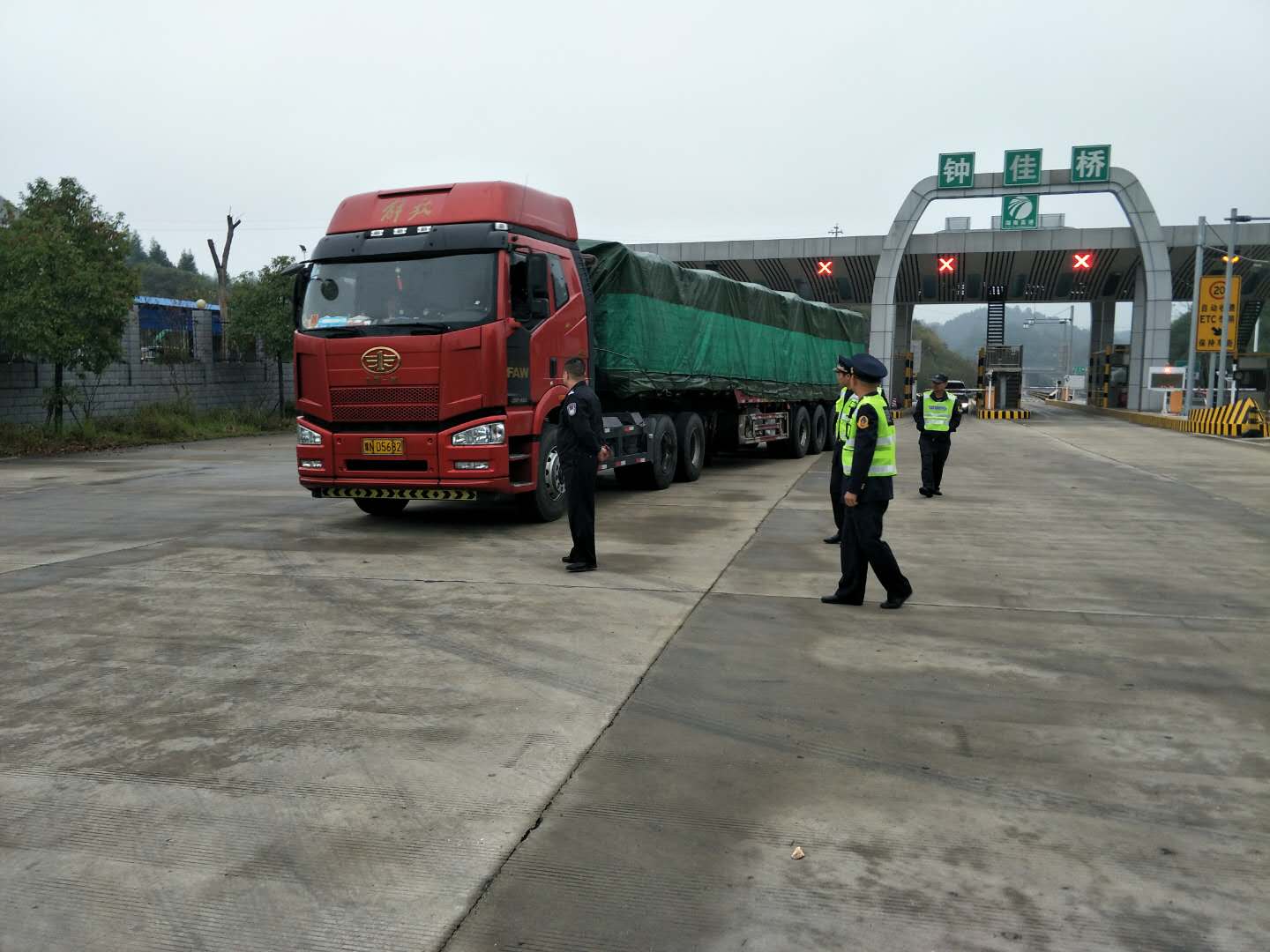 攸县开展高速公路入口治超专项行动