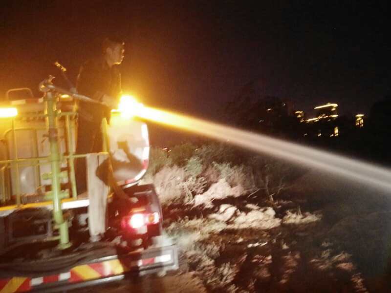 环卫洒水车客串消防车灭火