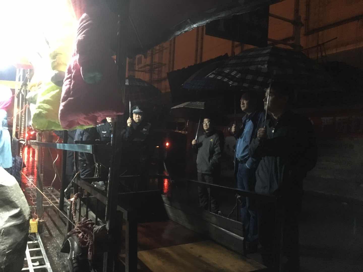 副区长肖立志清晨督察铁西路、合泰涵洞早市取缔工作