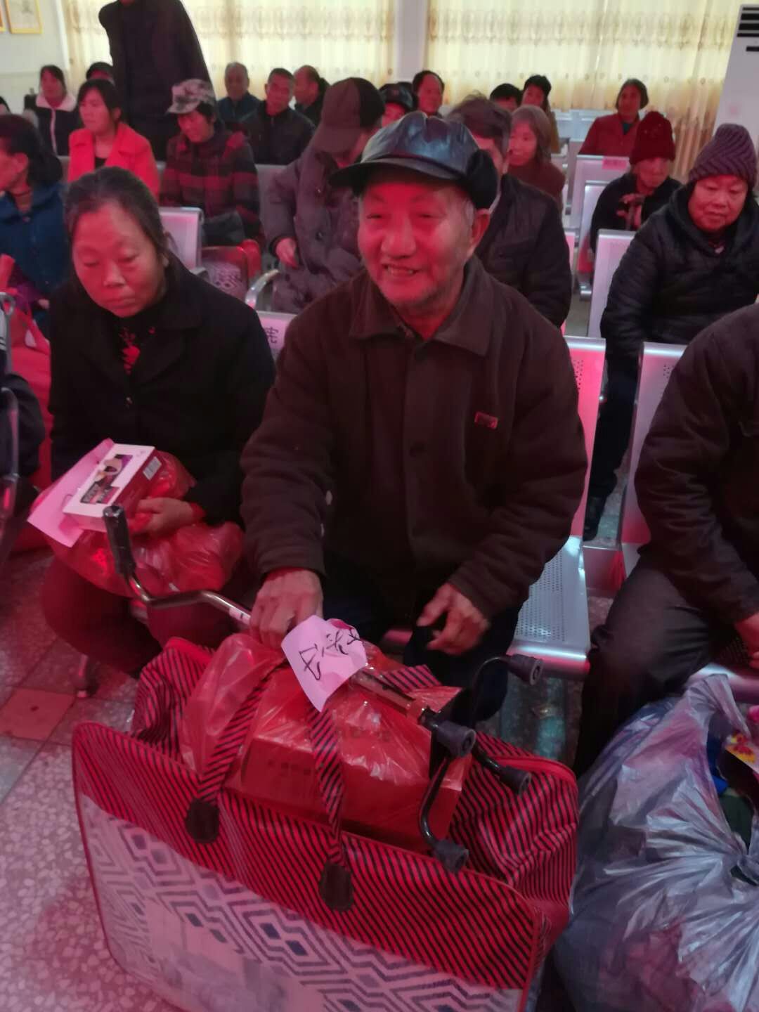 旅投公司举行扶贫爱心物资发放活动