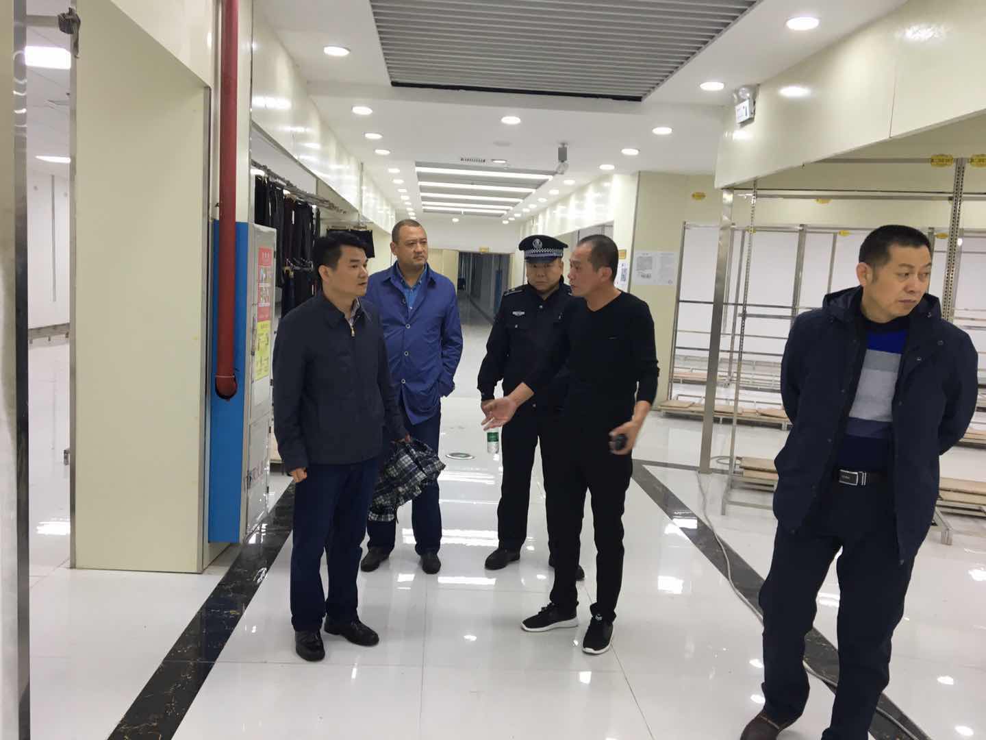 副区长肖立志清晨督察铁西路、合泰涵洞早市取缔工作