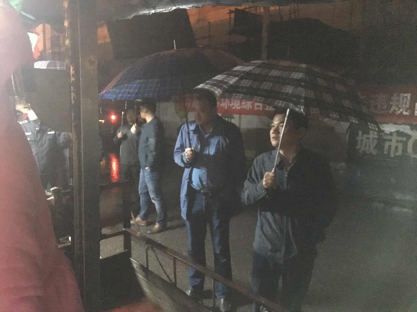 副区长肖立志清晨督察铁西路、合泰涵洞早市取缔工作