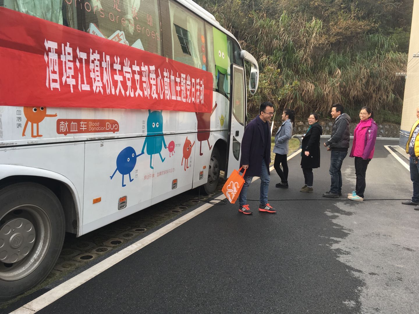 酒埠江镇组织党群干部开展无偿献血活动