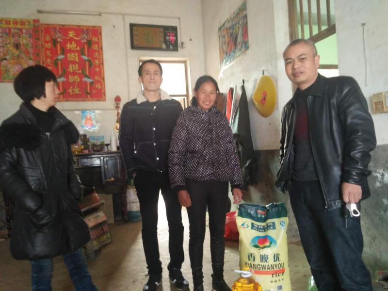 谭桥动物防疫站开展元旦扶贫走访活动