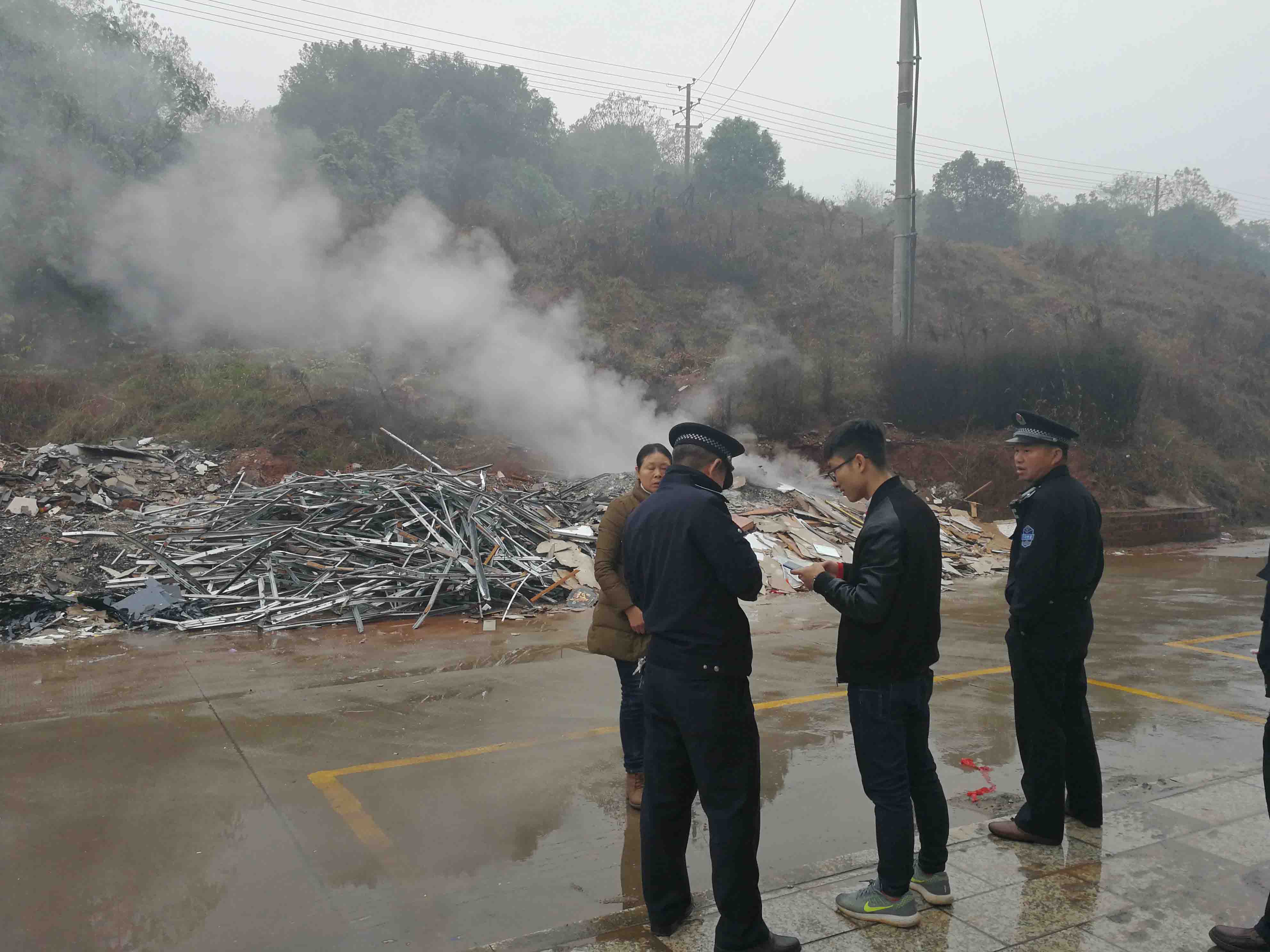 焚烧垃圾危害大，攸县城管及时制止并紧急灭火