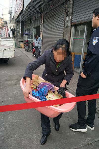 攸县人民法院：强制腾房震老赖 司法公正显权威