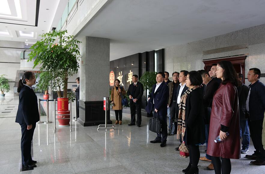 营造非公经济良好环境，组织参加“12•4”公众开放日活动