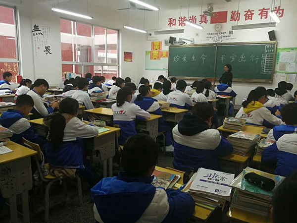交警大队：支委副书记易前进走进震林中学开展交通安全知识讲座