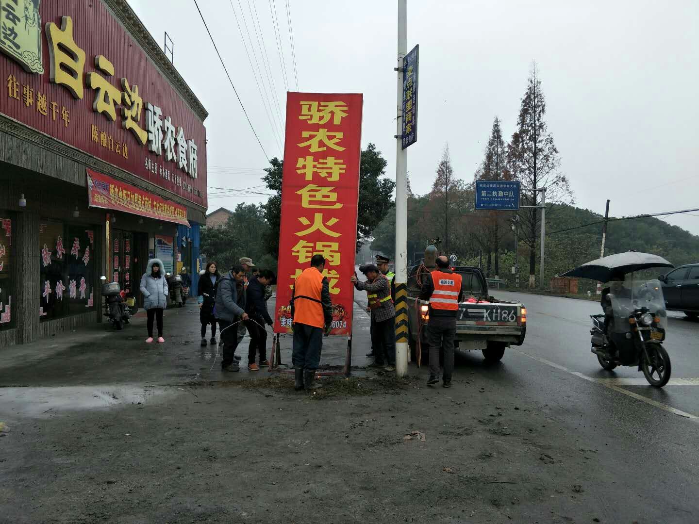公路局路政大队放弃周末休息，全力以赴迎省检