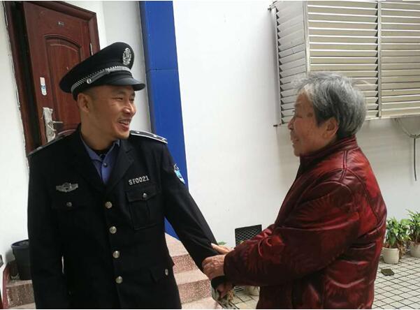 拾金不昧还失主 城管队员受赞美