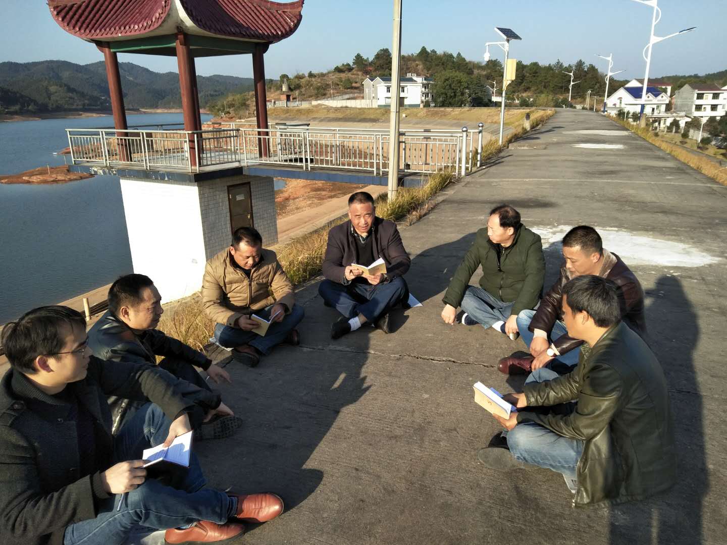 在水库坝上学习十九大精神