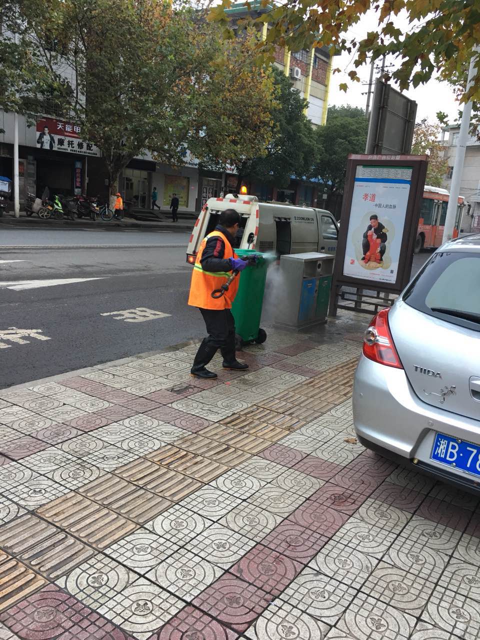 城区垃圾容器“保洁战”