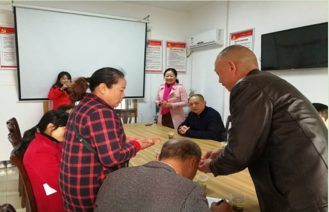 市房产局领导到建设街道操坪社区走访慰问困难群众