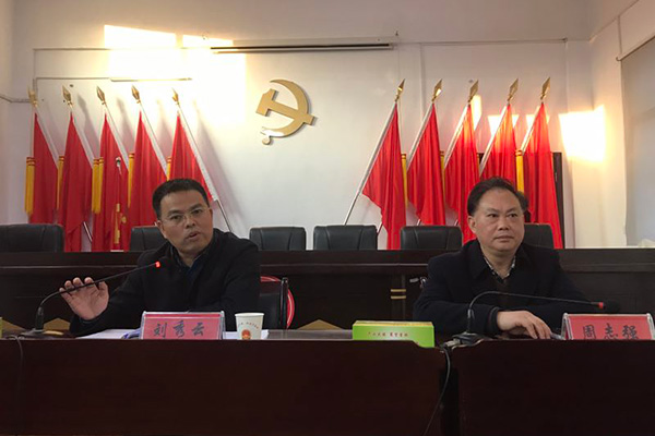 刘秀云、周志强就县人大常委会和“一府两院”工作报告征求县人大代表意见