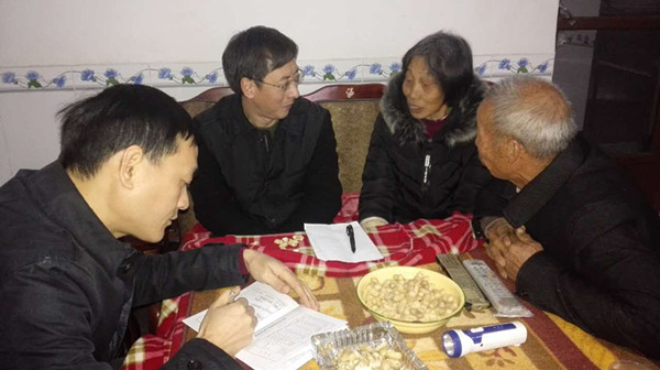 攸县法院下乡扶贫慰问困难群众
