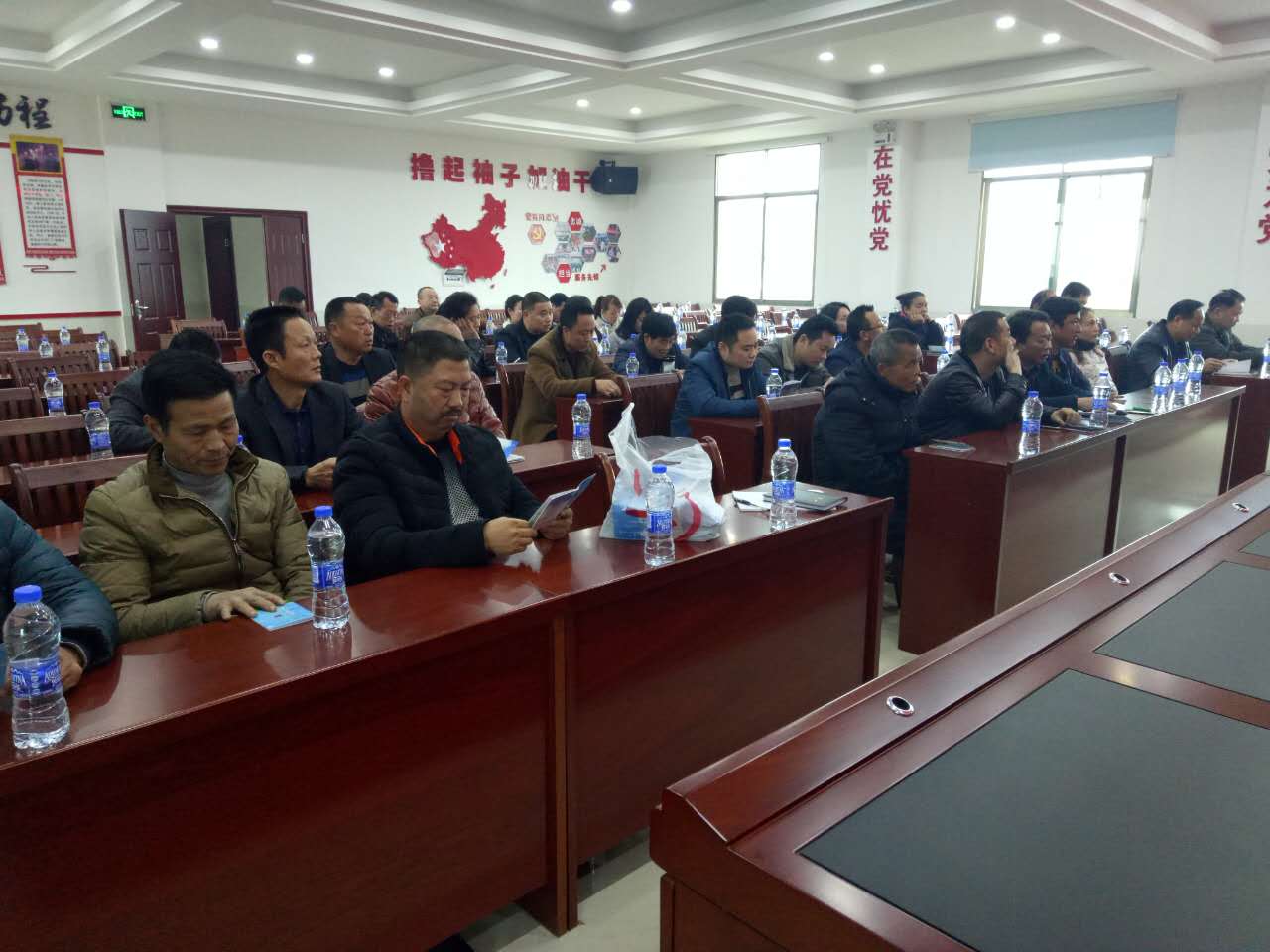 贯彻落实十九大 共建共享特色镇：皇图岭镇工商联、个协党支部集中学习“党的十九大精神”专题会议