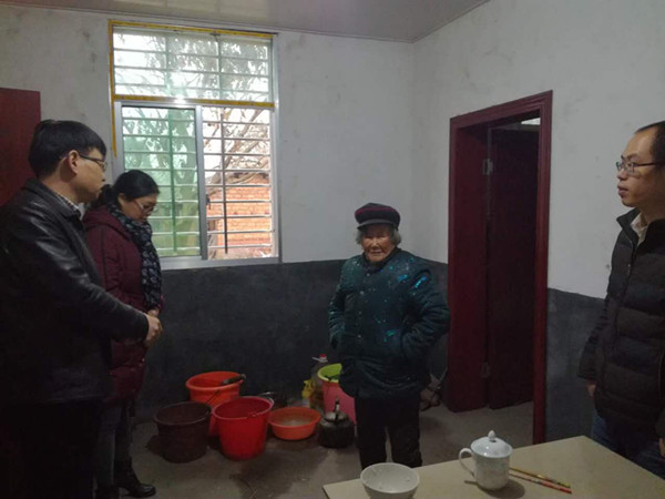 攸县法院下乡扶贫慰问困难群众