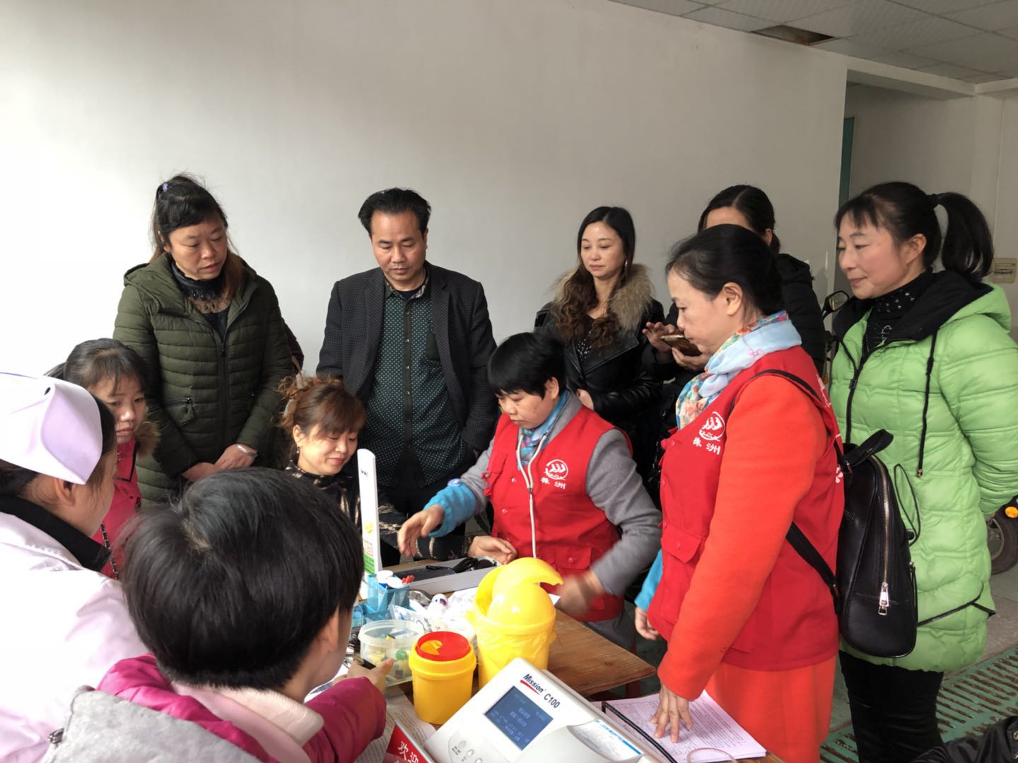 酒埠江镇组织党群干部开展无偿献血活动