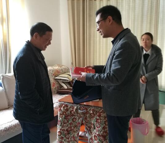 区政府办为老党员“送党章 戴党徽 ”深入开展“五个一”活动