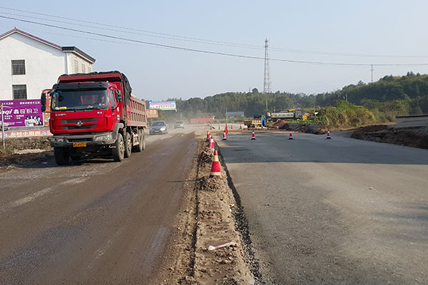 副县长彭顺昌调研S339线酒埠江至网岭公路项目进展情况