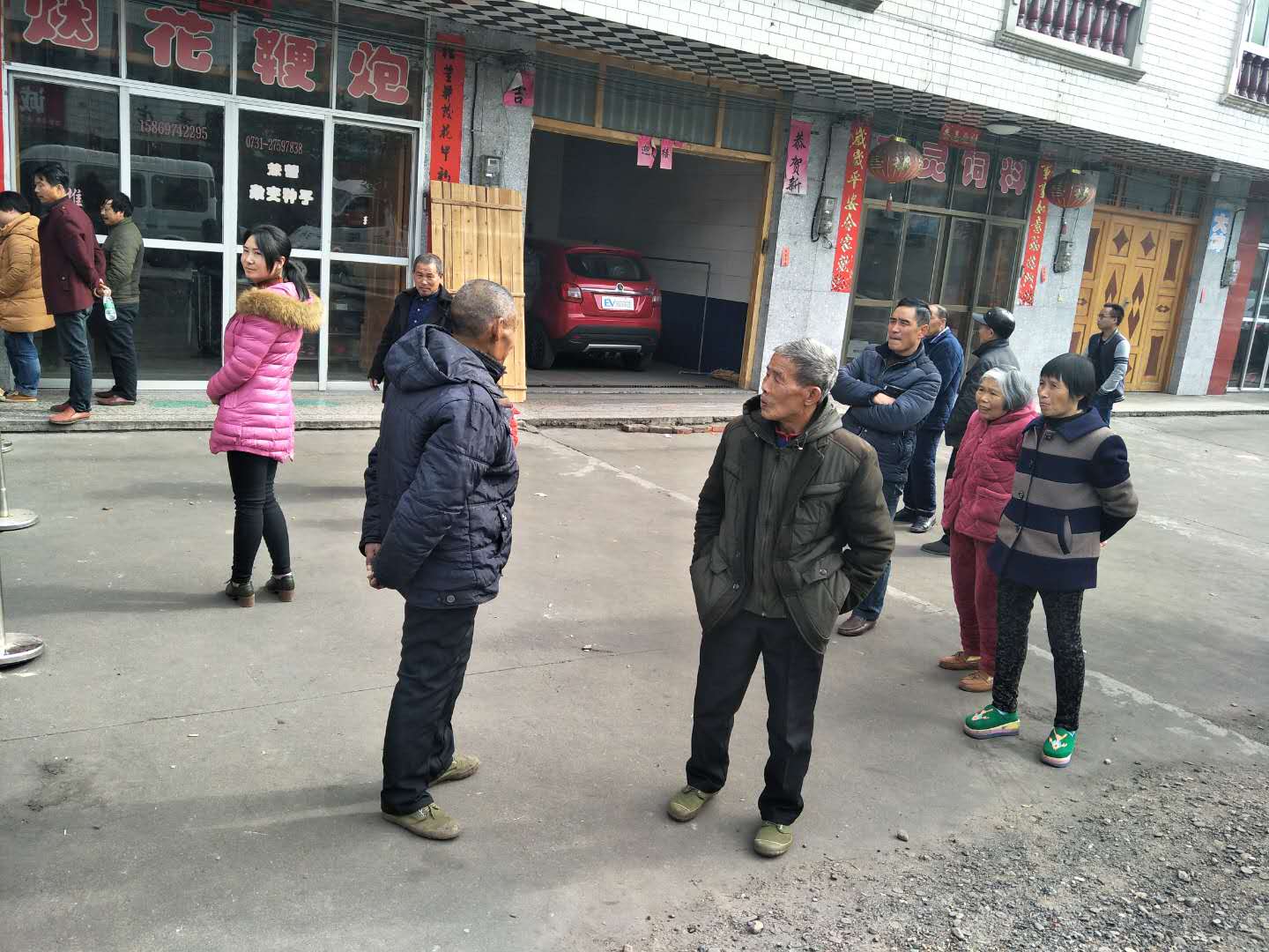 攸县人民法院：强制腾房震老赖 司法公正显权威