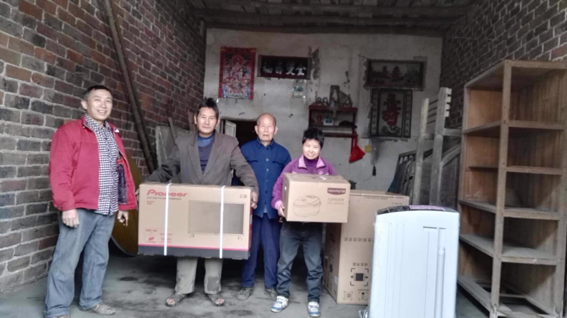 攸县审计局评审中心干部自发献爱心助贫困户温暖过冬