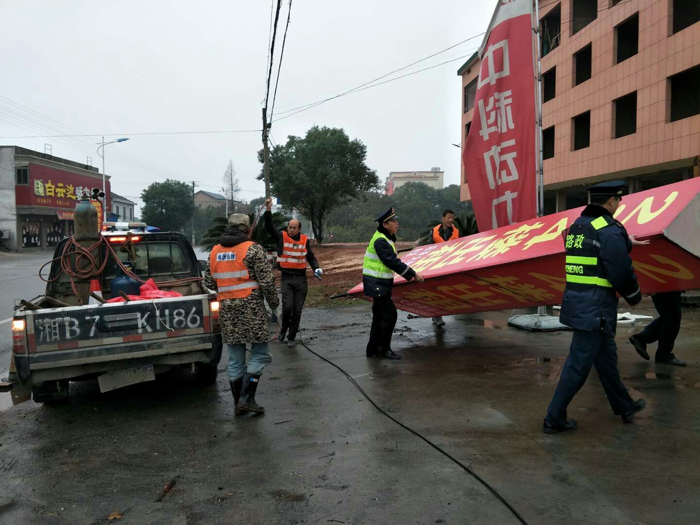 公路局路政大队放弃周末休息，全力以赴迎省检
