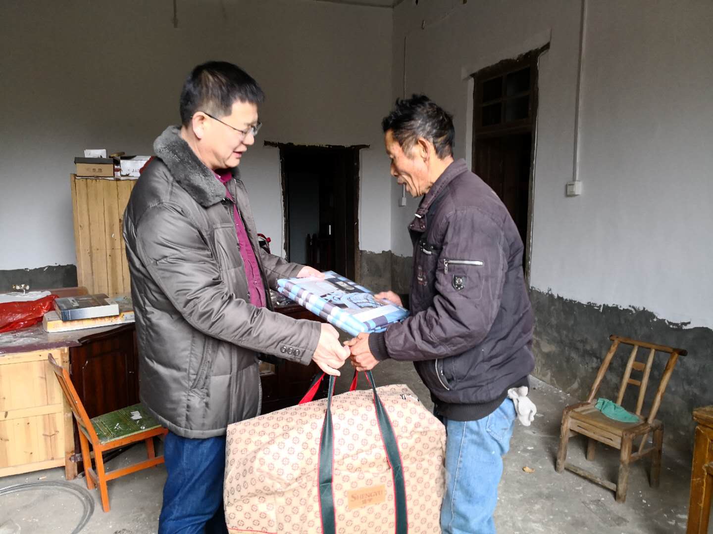 扶贫再发力，爱心棉被送去真情实意