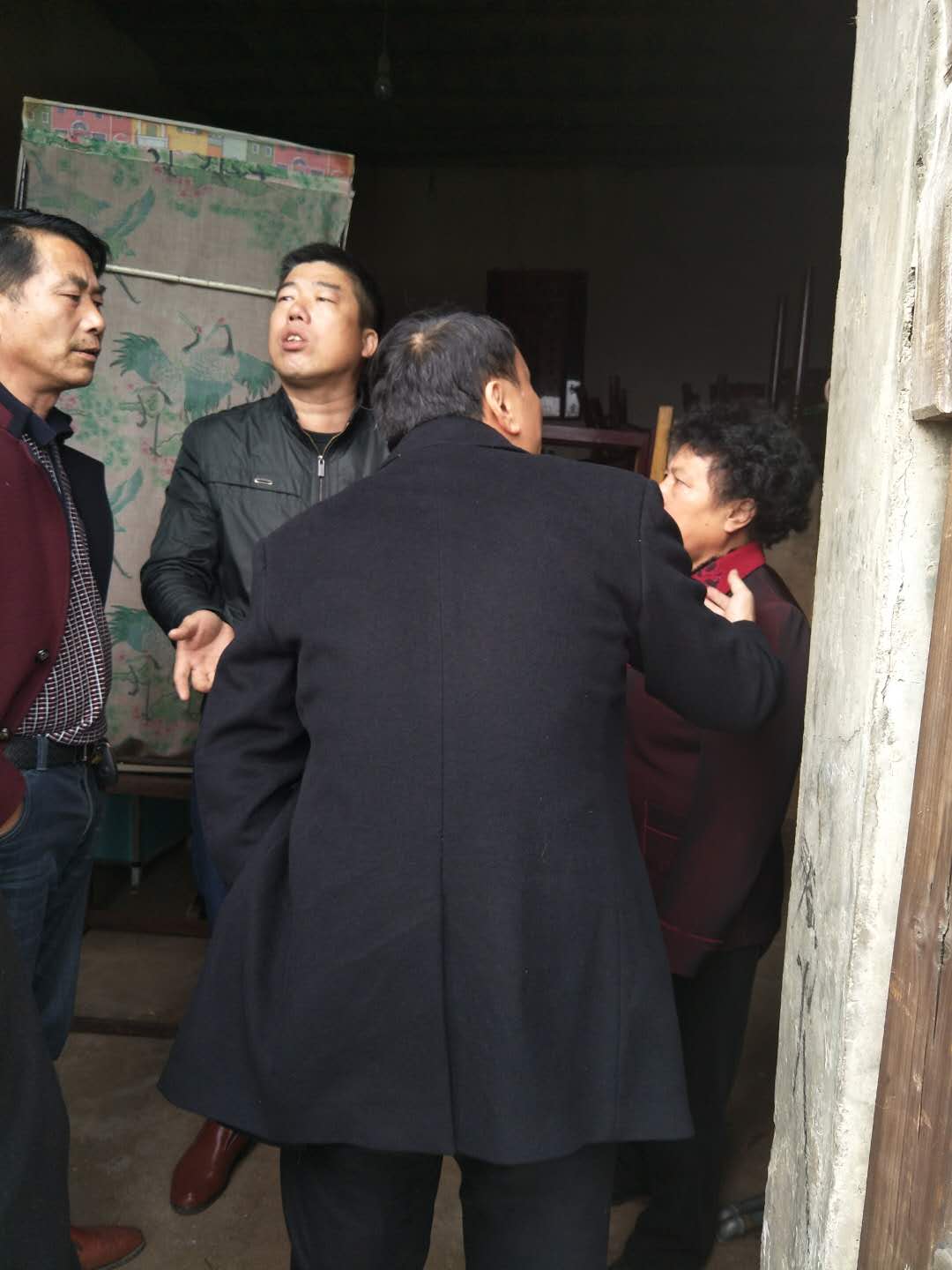 攸县人民法院：强制腾房震老赖 司法公正显权威