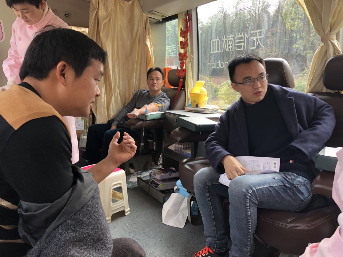 酒埠江镇组织党群干部开展无偿献血活动