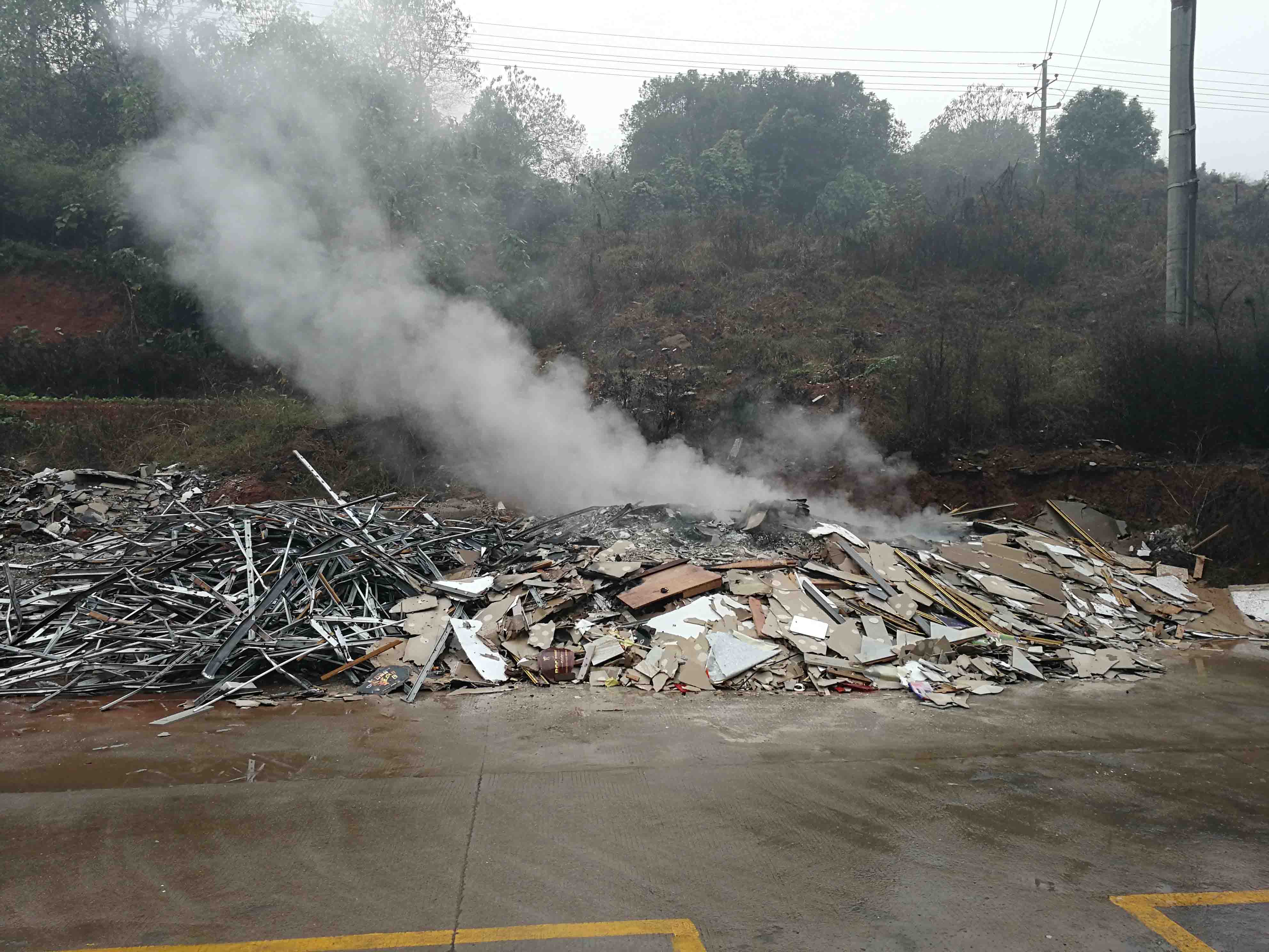 焚烧垃圾危害大，攸县城管及时制止并紧急灭火