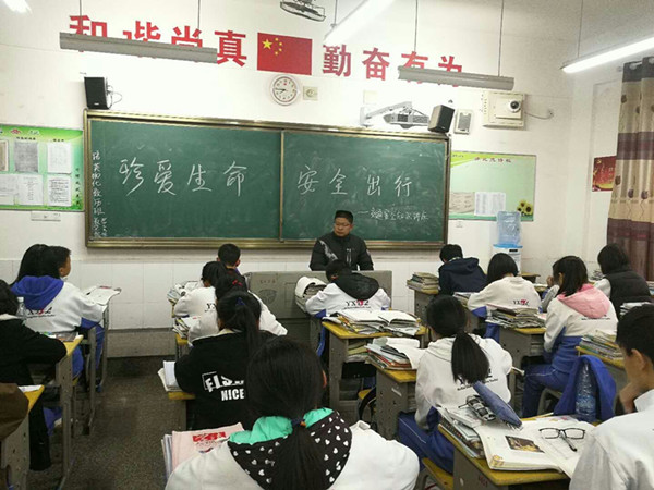 交警大队：支委副书记易前进走进震林中学开展交通安全知识讲座