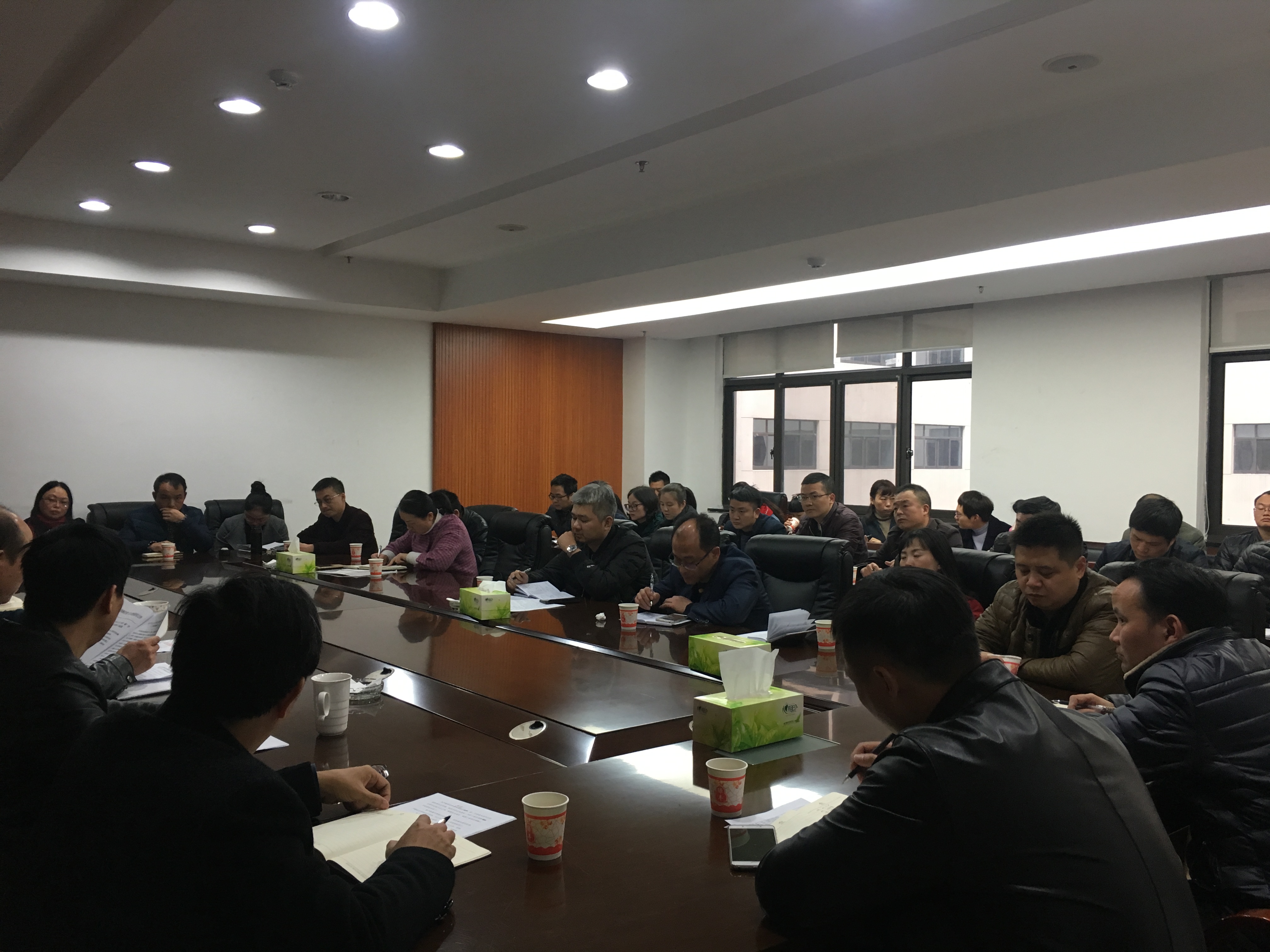 "以会促干"强精神 ——县人社局召开党组民主生活会扩大会议