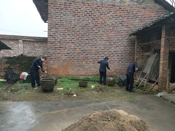攸县法院下乡扶贫慰问困难群众